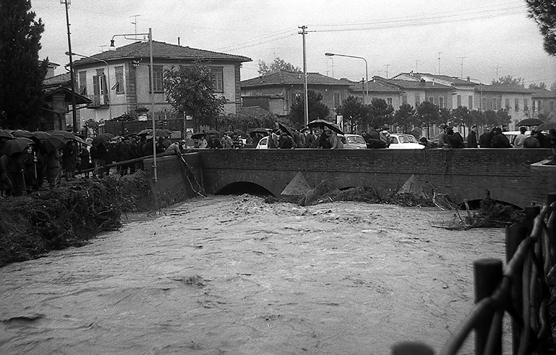 1966 4 Novembre  - Ponte Giglio - Torrente in piena -  Ph Leonello Picchioni Arch. Massimo Anselmi