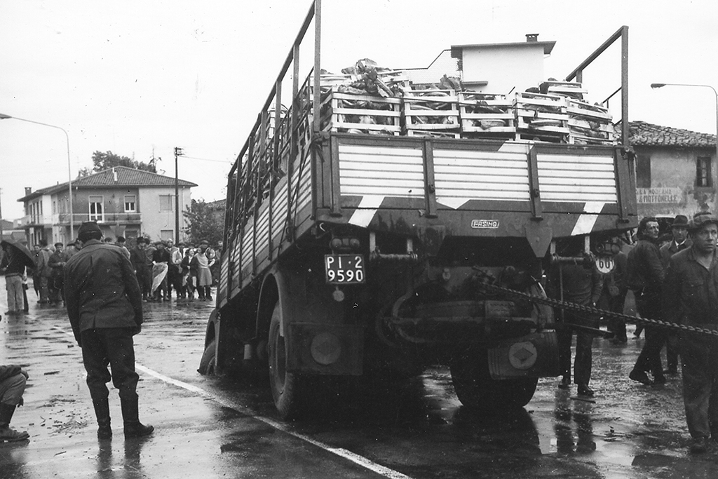 1996, 4 Novembre - camion sprofondato sul ponte del Torrente Gigio in Viale Diaz - Ph. Gastone Rotesi - Arch. Comune Montevarchi